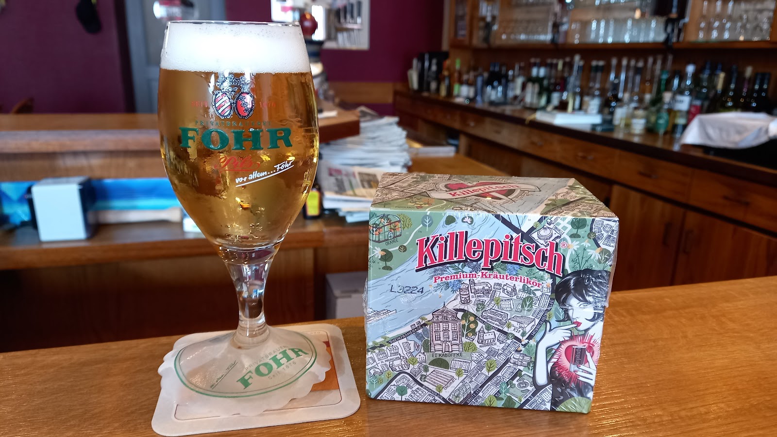 Theke im Gasthaus Siebenschläfer mit gezapftem Fohr Pils und gut bestücktem Flaschenregal