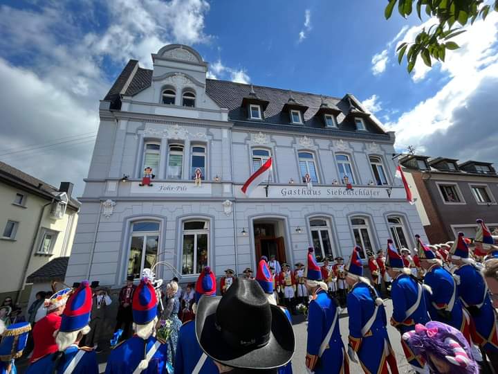 Karnevalsumzug zieht am Gasthaus Siebenschläfer in Heimbach-Weis vorbei